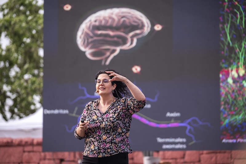 Dra. Lorena Varela-Nallar cautivó al público en el Festival de las Ciencias 2024